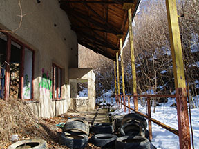 Pokladňa a príchod na nástupište, okná vľavo umožňujú priehľady do strojovne /foto: Andrej Bisták 18.2.2019/