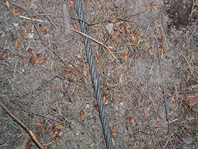 Dopravné lano vleku leží na zemi /foto: Andrej Bisták 19.6.2004/