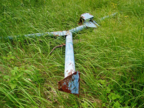 Vratná stanica druhého vleku EPV leží v tráve /foto: Andrej Bisták 19.6.2004/