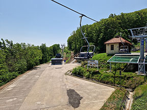 Pohľad na hornú stanicu LD Középállomás – Szár-hegy z trasy LD Torzsás – Magas-hegy /foto: Matej Petőcz 19.05.2023/