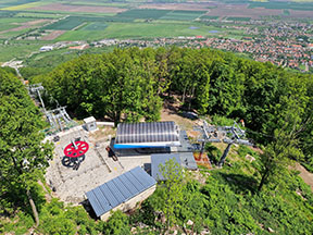 Horná stanica KLF-6 Szár-hegy – Magas-hegy (vpravo) /foto: Matej Petőcz 19.05.2023/