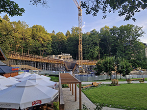 Výstavba amfiteátra pri dolnej stanici PL-50 Krynica – Góra Parkowa /foto: Matej Petőcz 12.8.2023/