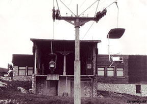 podpera č. 33, vzadu č. 34, budova hornej stanice a cieľ našej dvojkilometrovej cesty /foto: Roman Gric 17.6.1988/