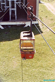 pohľad z lanového prechodu na hornú stanicu a kabínku č. 13 /foto: Roman Gric 06.07.1991/