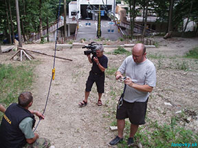 v strede kameraman Televízie Nové Mesto, ktorá o nácviku záchrannej akcie nakrútila reportáž /foto: Andrej 31.07.2006/
