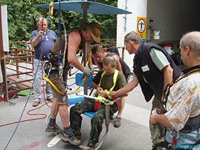 prvá skúška naneostro - na sedačke v údolnej stanici /foto: Andrej 31.07.2006/
