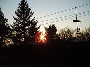 Slnko zapadá za nitrianskou lanovkou... /foto: Andrej 08.04.2006/