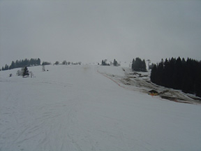 stredná časť zjazdovky Lehotská 1 a 2, napravo vidno pozostatky snowparku /foto: Matej Petőcz/