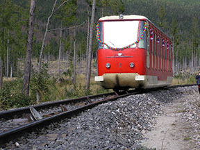 Vozeň č. 2 prichádza do Smokovca. /foto: Peťo z Lamača 16.09.2007/
