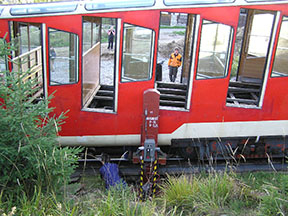Vozeň pripravený na zdvihnutie z trate. /foto: Peter Brňák 16.09.2007/
