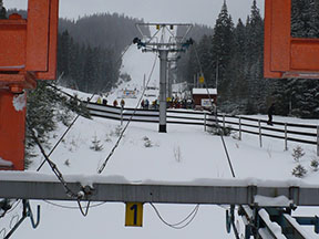 pohled z dolní stanice na trasu lanovky /foto: Radim 16.02.2008/