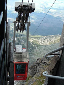 kabina přijíždí do horní stanice /foto: Radim Polcer 04.07.2006/
