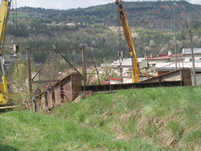 Dňa 26. apríla 2008 bolo odstránené aj ochranné premostenie bývalej nákladnej lanovky ponad ulicu Na Karlove. /foto: mimi 26.4.2008/