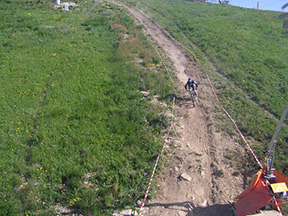 na downhill sa dalo pozerať aj z lanovky /foto: Peťo z Lamača 22.6.2008/