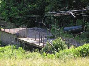 zničená medzistanica (tu nič nové-ako pred pár rokmi) /foto: Peťo z Lamača 23.6.2008/