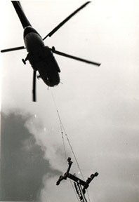 Pri osadzovaní podpier na pätky bola pomoc vrtuľníka nedoceniteľná /foto: Martin Vajs, archív/