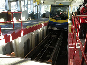 Vozeň v hornej stanici Gubalowka. Sprievodca vozňa obsluhuje zariadenie len z horného stanoviska, pri jazde dole sleduje trať prostredníctvom kamery a obrazovky. /foto: Marek Ochotnica 3.1.2009/