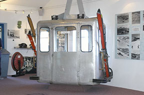 Exponát lanovky v muzeu, ktore sa nachádza v hornej stanici novej lanovky na Hahnenkamm