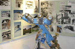 Zasnežovacie zariadenie v muzeu, ktore sa nachádza v hornej stanici novej lanovky na Hahnenkamm