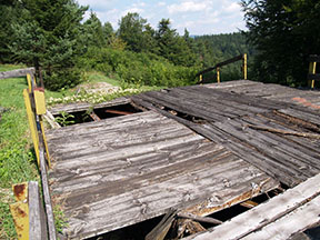 Prepadnuté a zničené nástupište a výstupište v hornej stanici pri pohľade k vratnému lanáču. /foto: Andrej Bisták 30.7.2009/