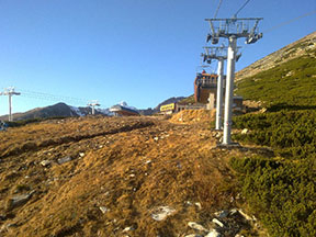 pohľad na obe vrcholové stanice zo starej lanovky /foto: Miroslav Dobrota 20.11.2009/