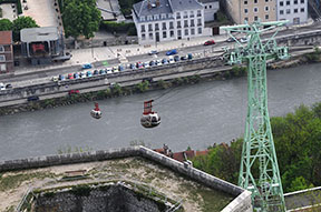 pohľad z opevnenia Bastily na stretanie kabíniek nad Isére /foto: Ing. Peter Lovás/