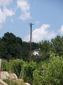 Drevená medzipodpera káblov pomocných obvodov medzi bývalou 10-kou a 11-kou. /foto: Andrej Bisták 17.7.2010/